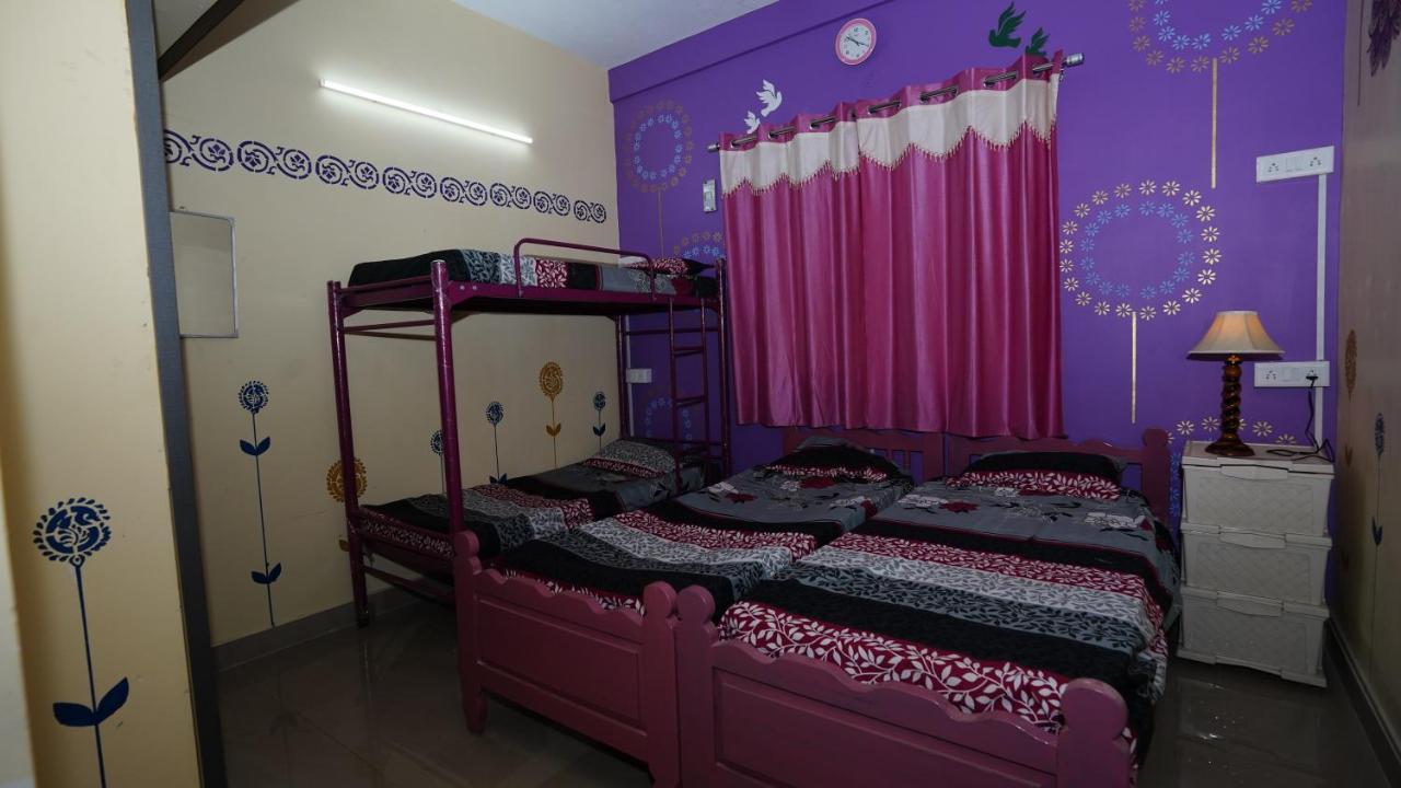 Easvari Grand Pg For Women - Female Only Hostel Ченай Екстериор снимка
