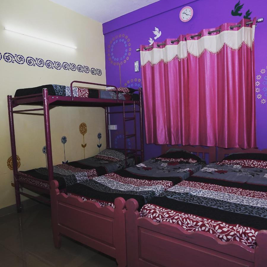 Easvari Grand Pg For Women - Female Only Hostel Ченай Екстериор снимка